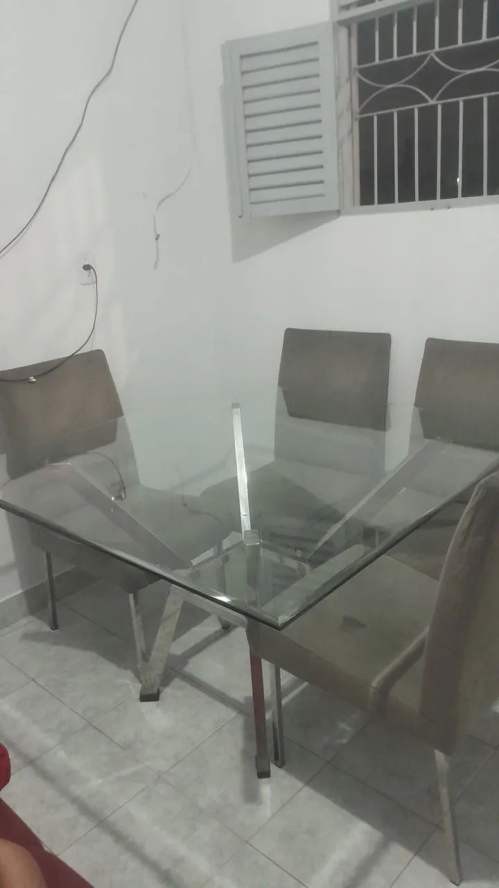 Vendo mesa com 4 cadeiras base em inox e tampo de vidro