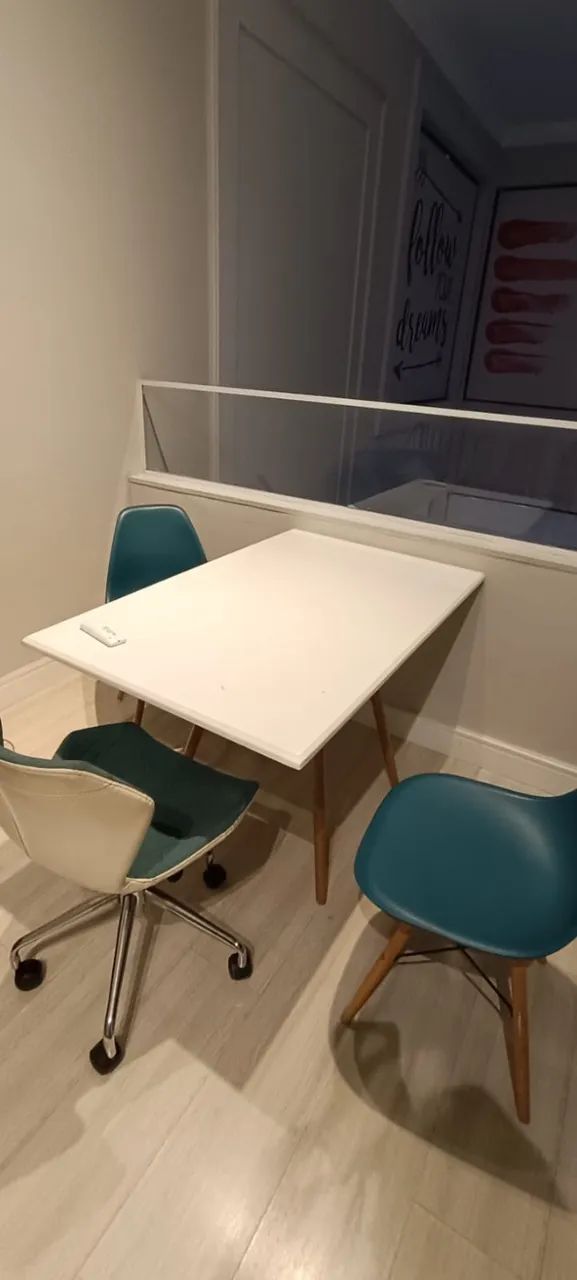 Mesa quadrada com 4 cadeiras