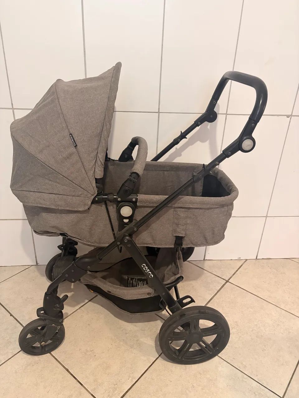 Carrinho de bebê com bebê conforto Cosco