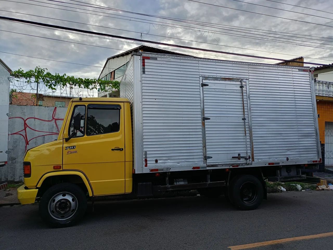 Caminhão 710 plus