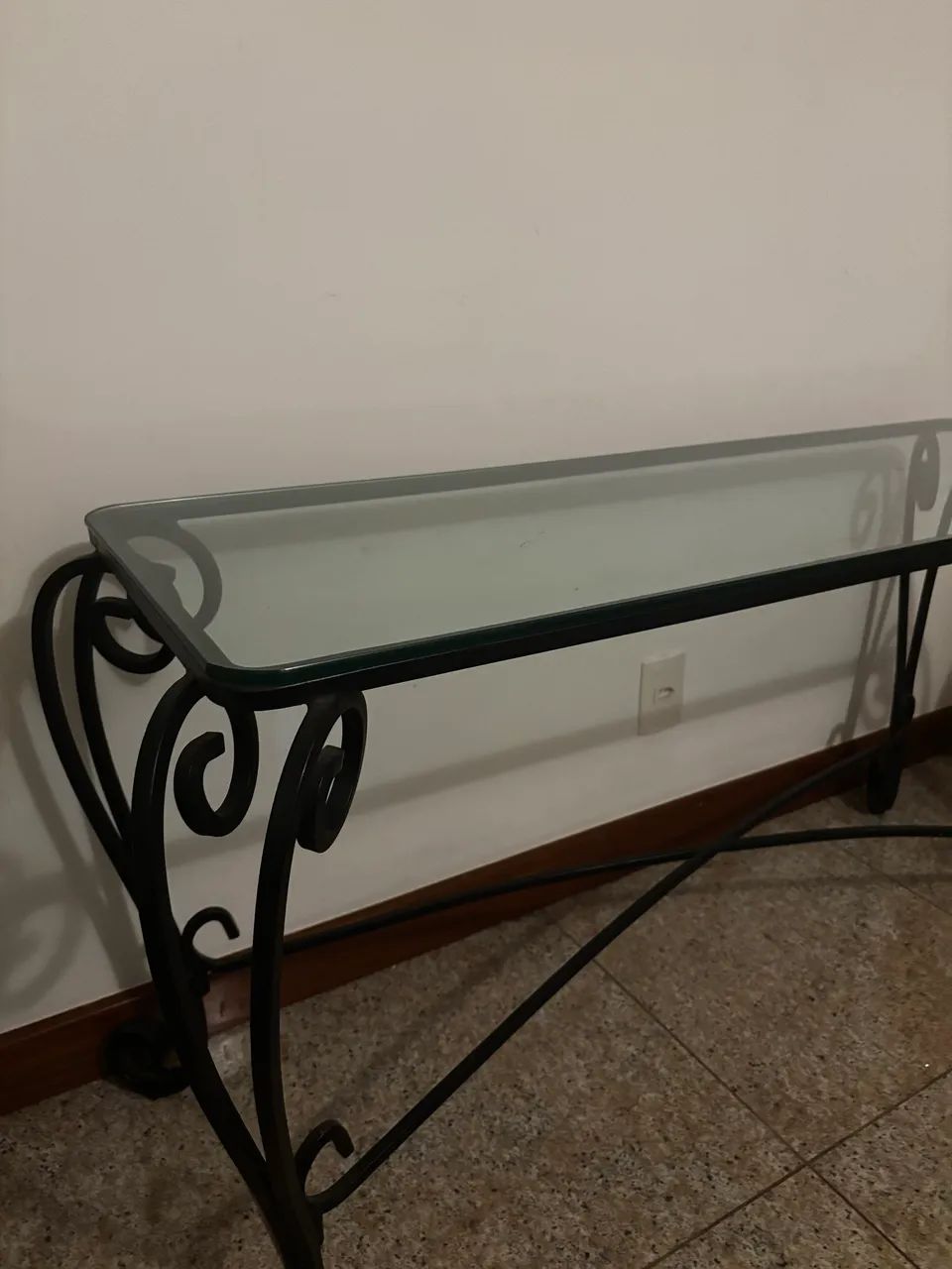 Aparador de ferro com tampo de vidro - vintage