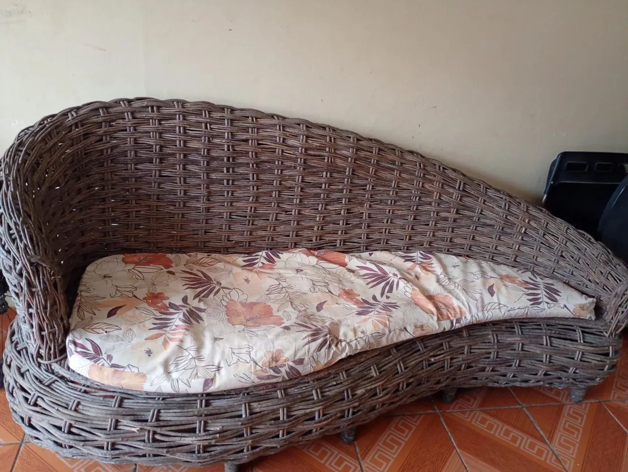 Sofá artesanal de madeira