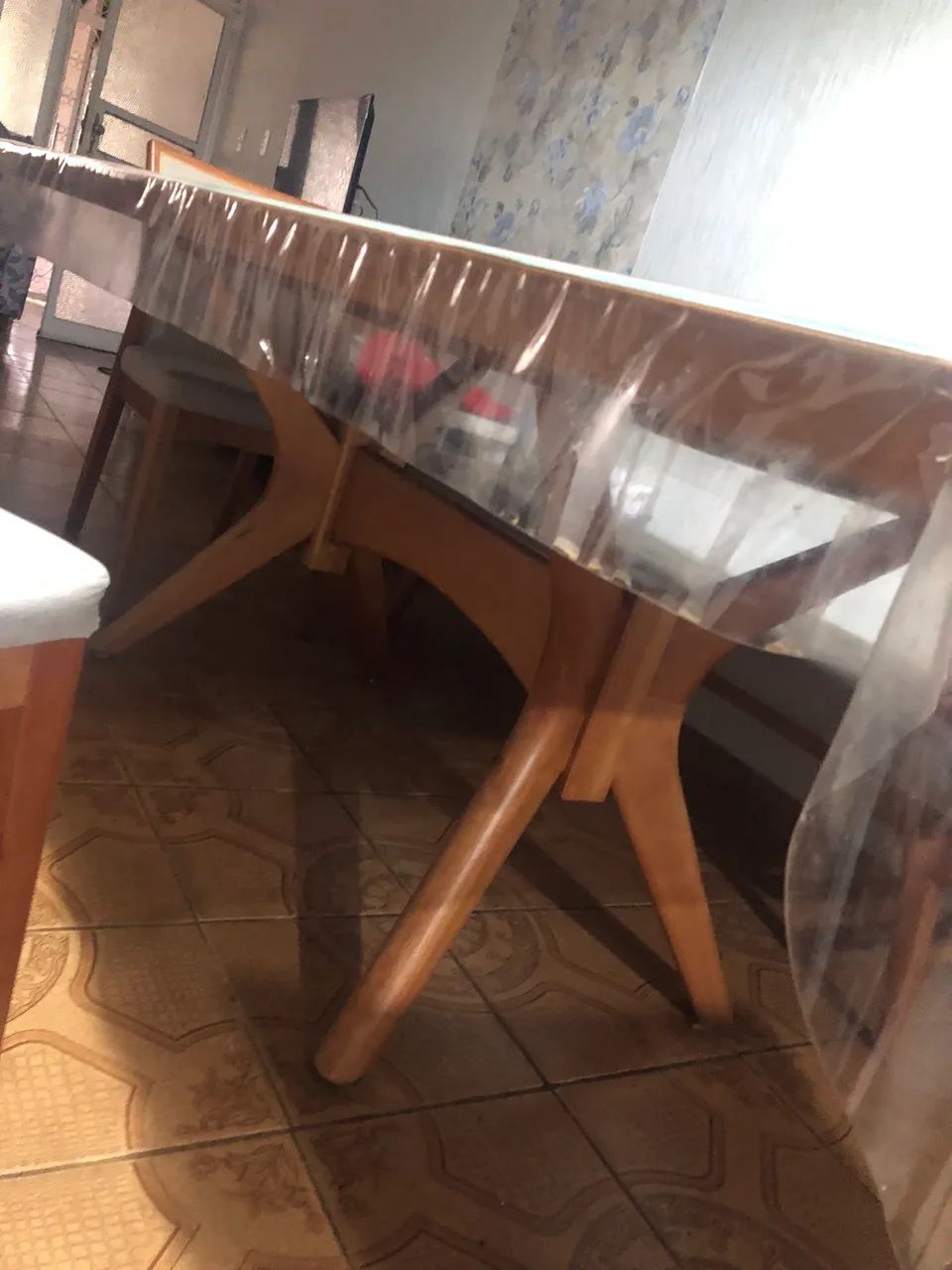 Mesa de jantar em madeira com banco e 6 cadeiras  - Foto 2