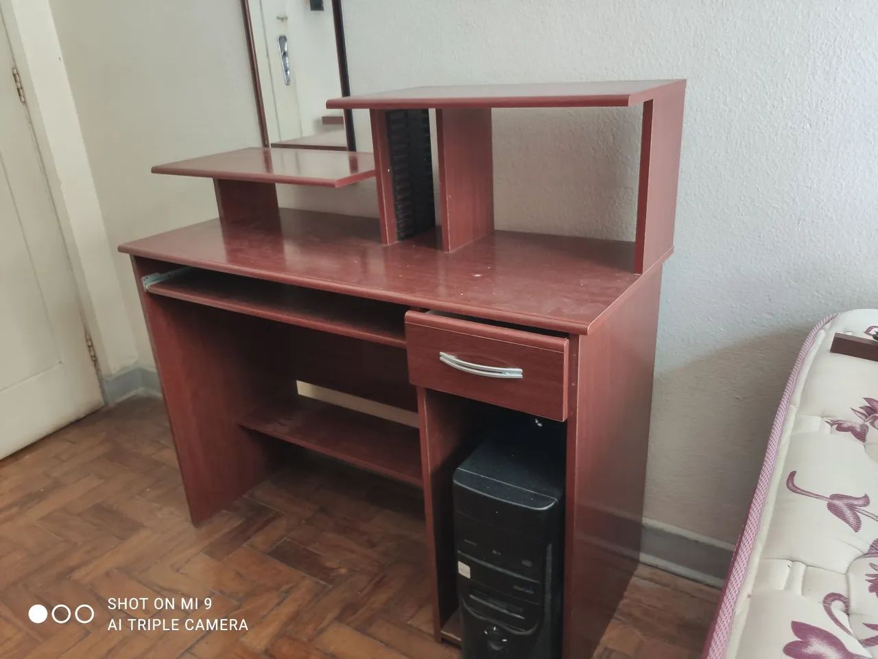 MESA DE MADEIRA PARA COMPUTADOR COM GAVETA  - Foto 5