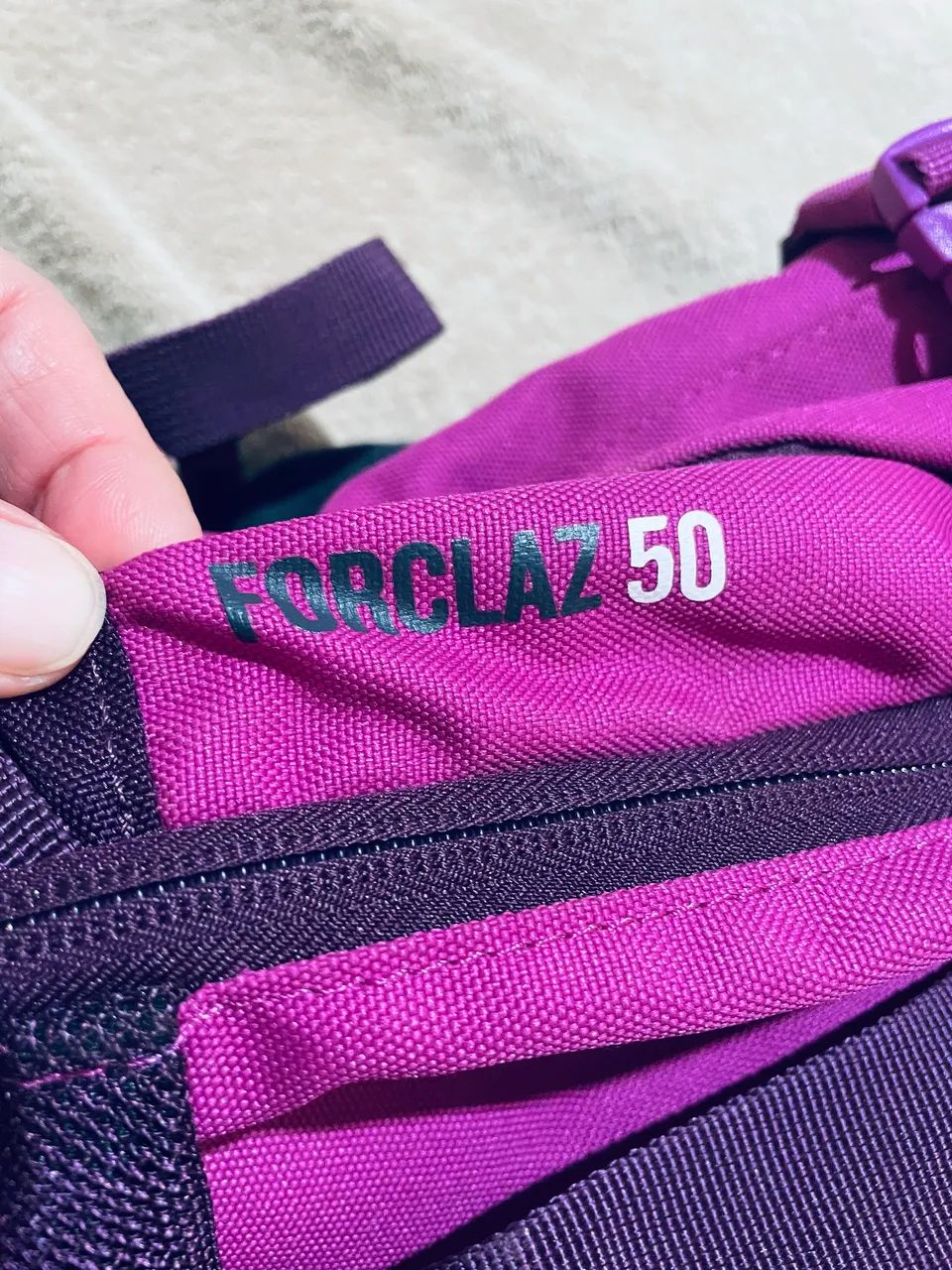  Mochila cargueira Quechua Forclaz 50 litros seminova  rosa e bordeaux (vinho)