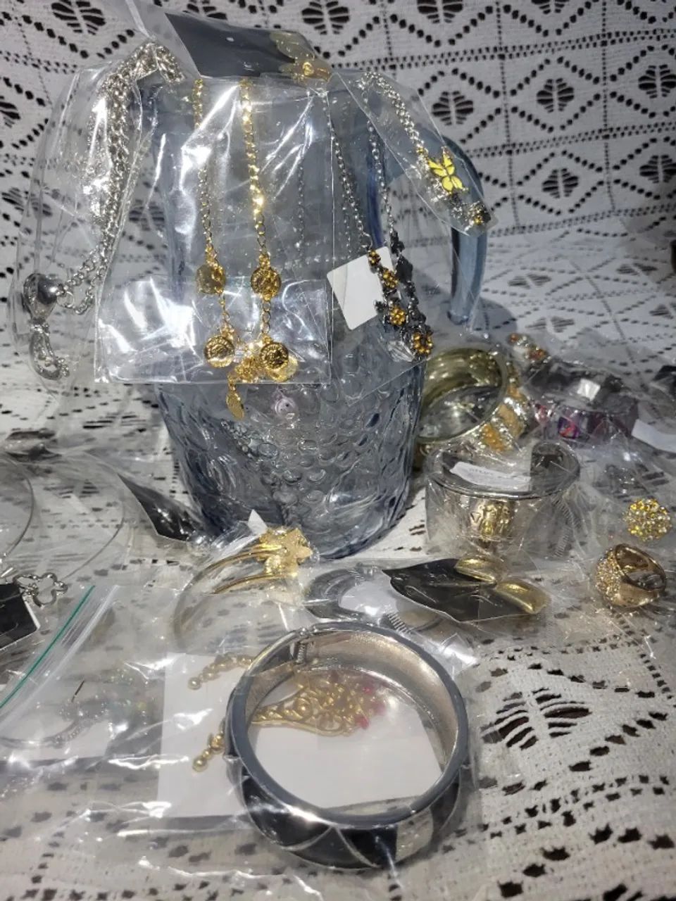 Jarra de vidro com 60 bijuterias misteriosa  - Foto 3
