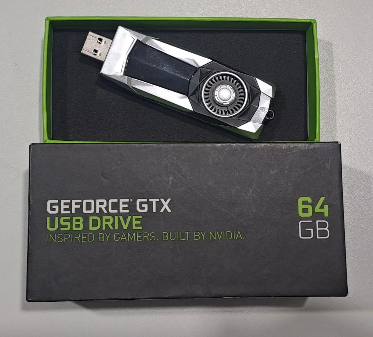 Pen Drive Temático GeForce 64GB