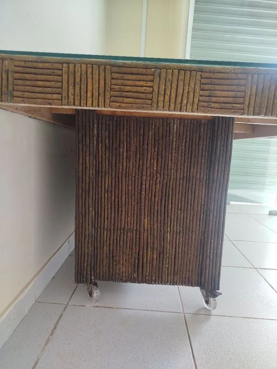 Mesa rústica com bancos e tampo de vidro - Foto 4