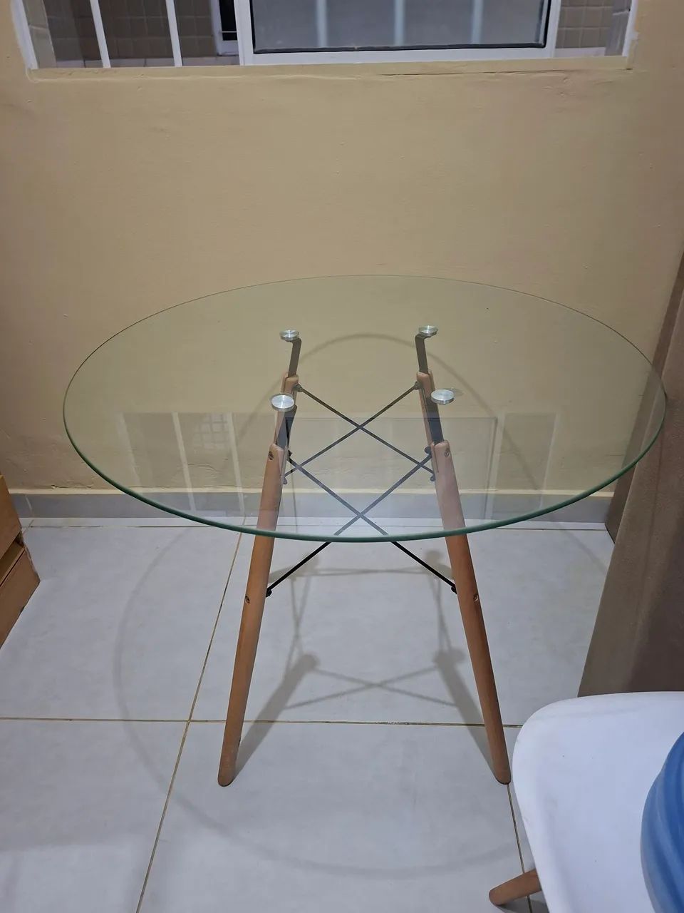Vendo mesa de vidro com 90 cm e 2 cadeiras 