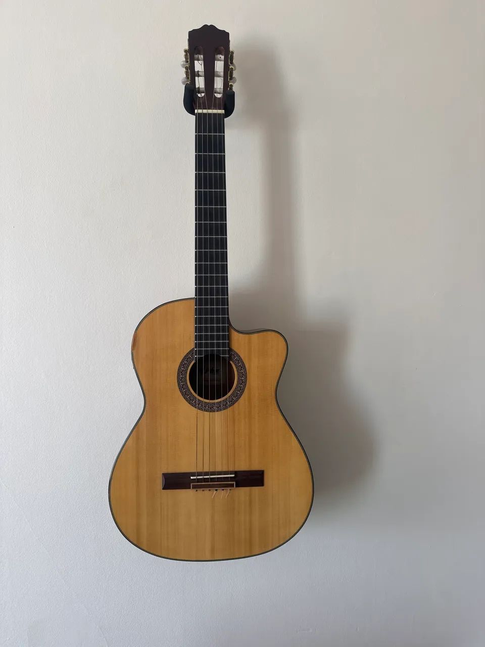 Violão e caixa aplificadora tops 