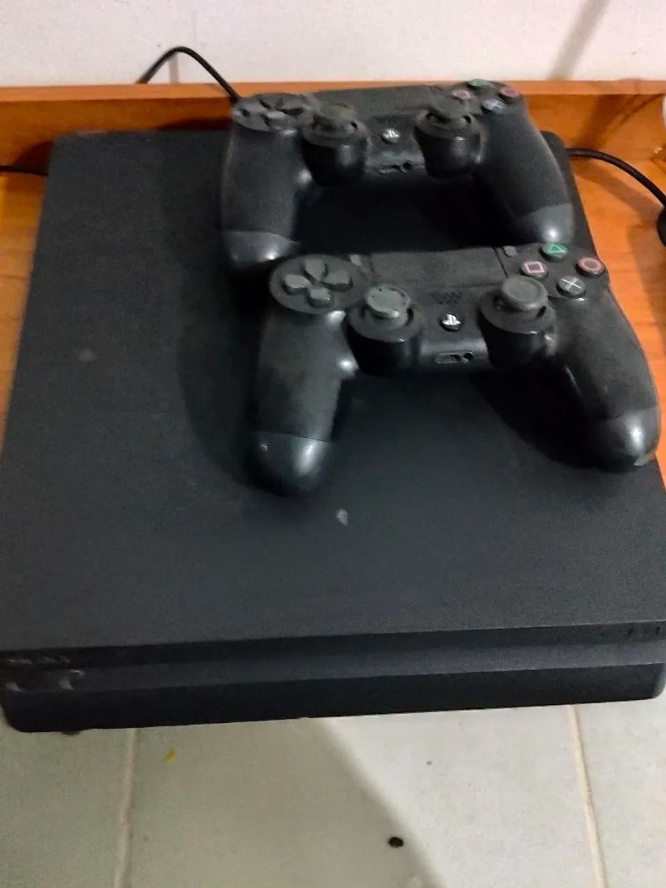 PS4 Slim com 149 jogos 1TB com 2 controles