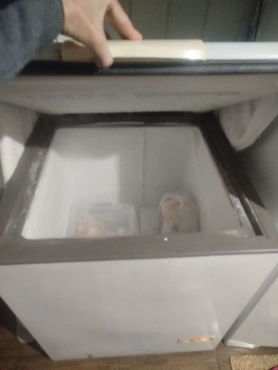 Vendo freezer funcionando perfeitamente marcas de uso  - Foto 2