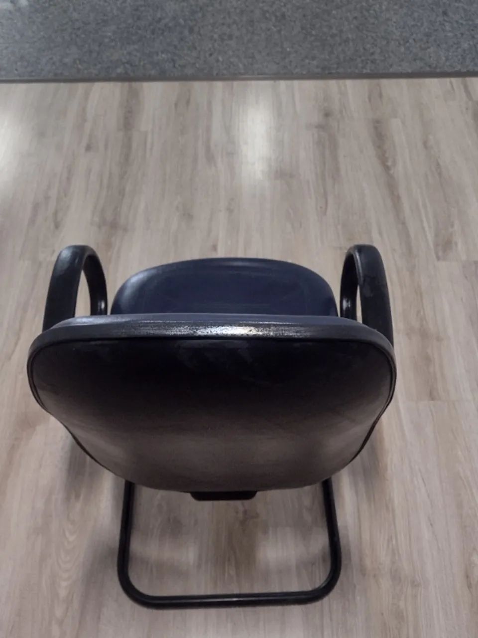 cadeira diretor com assento e encosto gomado cor azul escuro da móveis belo - Foto 5