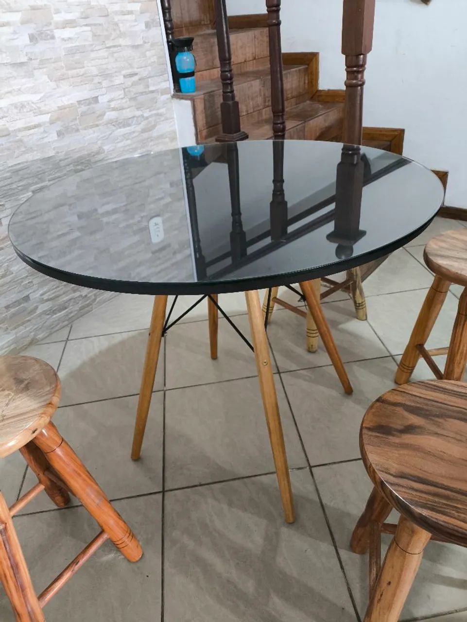 Mesa de vidro + 4 banquetas - Foto 2