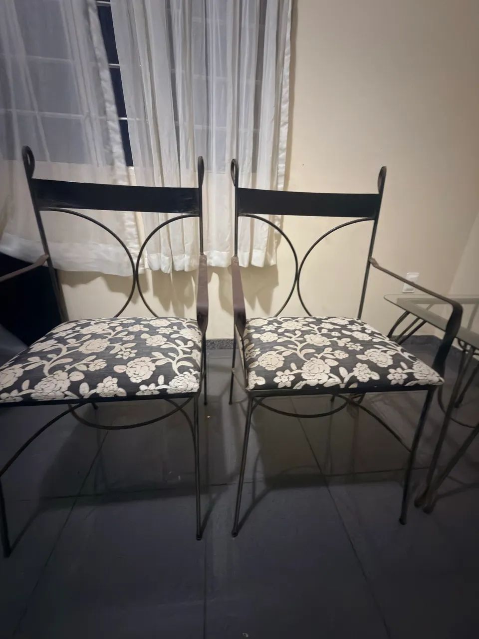 Conjunto com duas cadeiras e duas mesas  - Foto 3