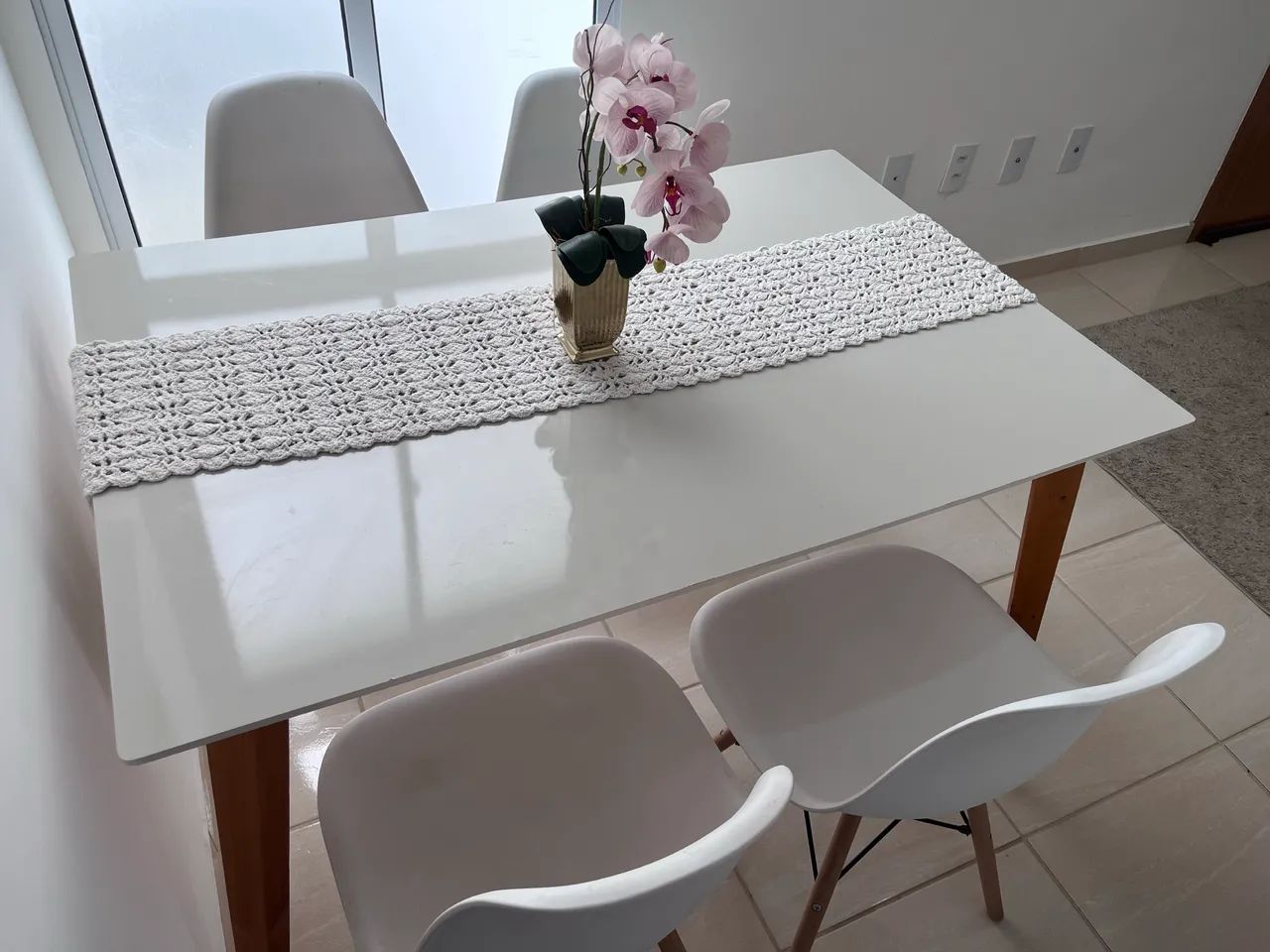 White rectangular table65115993104643121
