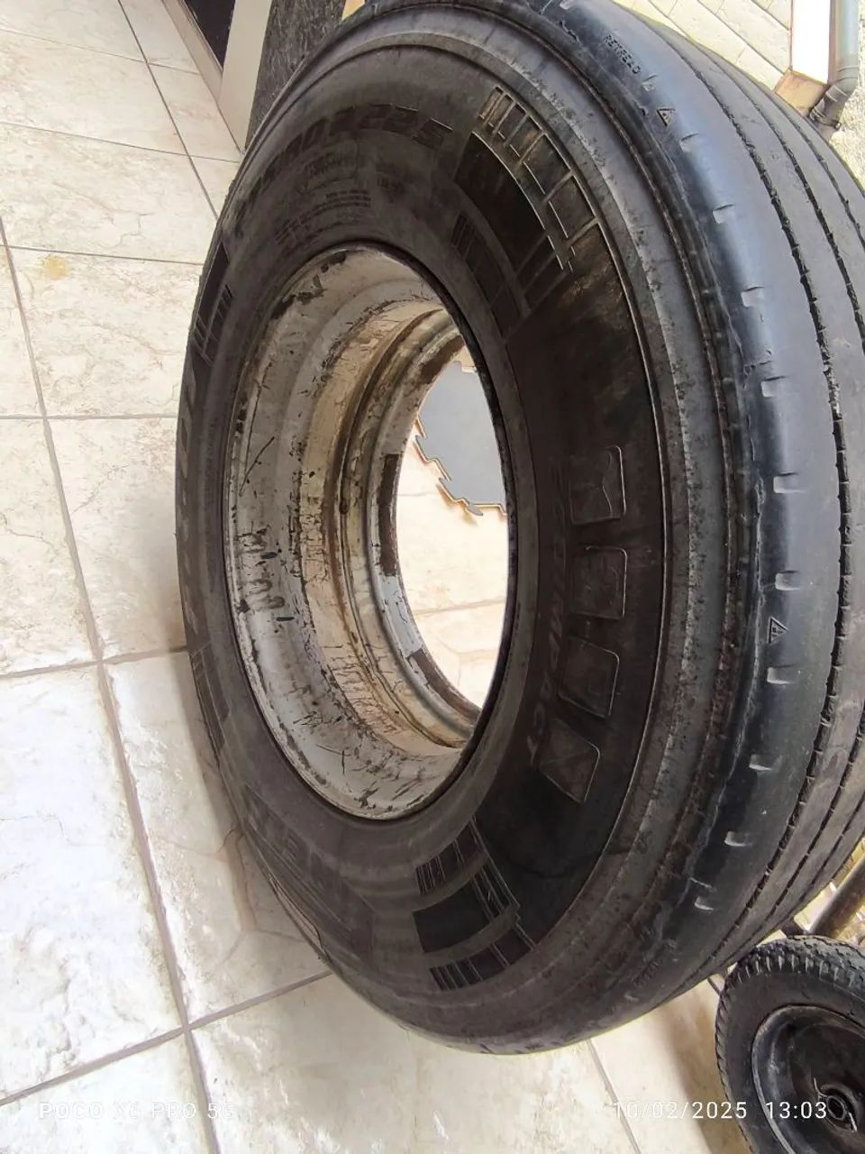 Pneu 295 com aro roda raiada - Foto 2