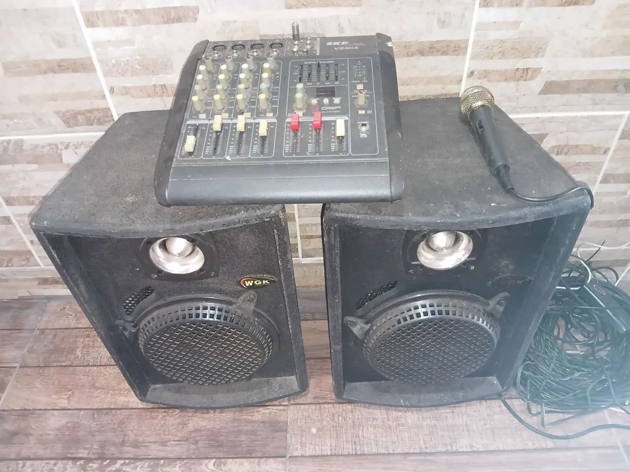 Vendo esse conjunto de som 2 caixa de som mesa é 1 microfone. - Foto 2