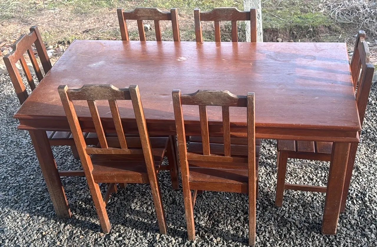 Mesa de Madeira Maciça com 6 Cadeiras (Para Restauração / Desapego) - Foto 4