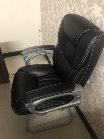 Vendo cadeira urgente! Preço baixo por estar com um braço estragado