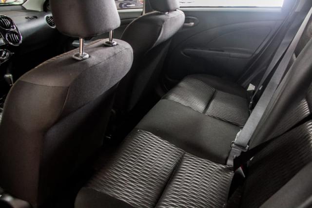 TOYOTA ETIOS HATCH X 13L AT 19/20 - Foto 12