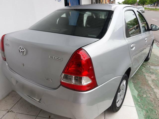 Vendo 2014 etios 1.5 sedã financia - Foto 2