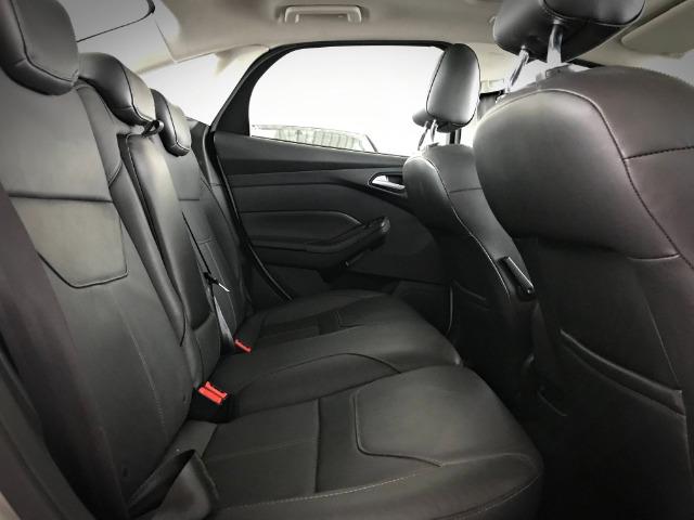 Ford Focus Titanium Fastback C/ Teto Solar 2.0. Branco 2016/2017 - Foto 13