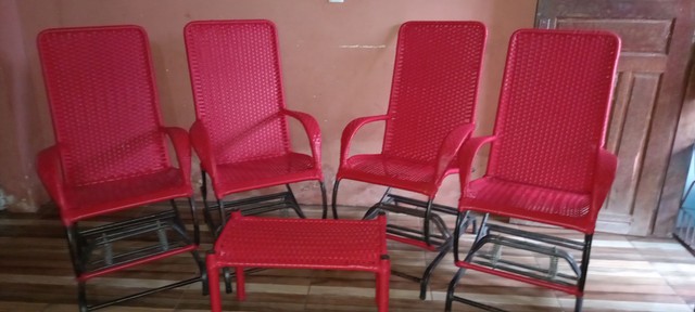 Conjunto de 4 Cadeiras de Balanço é um centro de Mesinha 