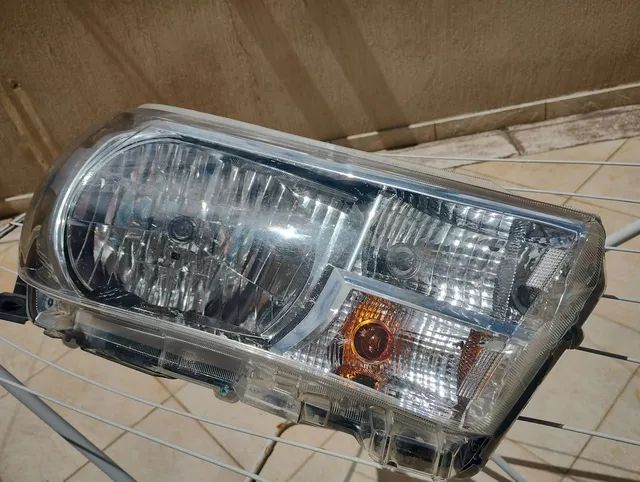 Farol direito da Hilux a recuperar