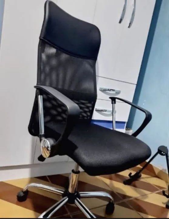 Cadeira de escritório giratoria preta 