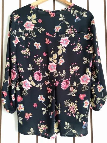 Blusa feminina com estampa de flores coloridas mangas longas