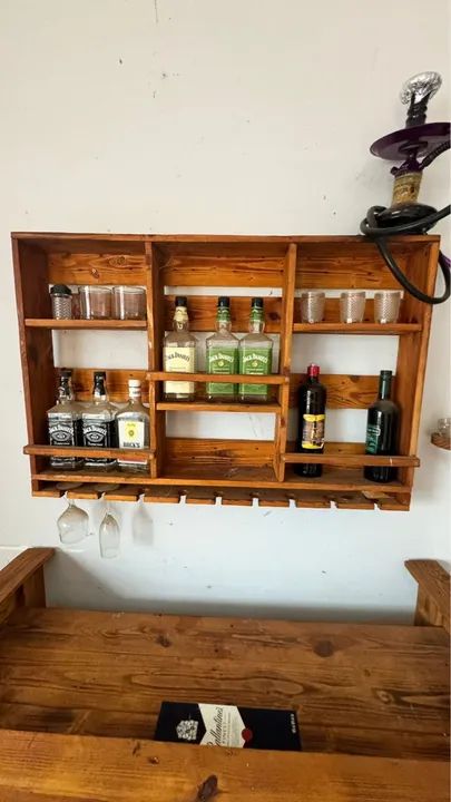 Estante de madeira rústica para bebidas