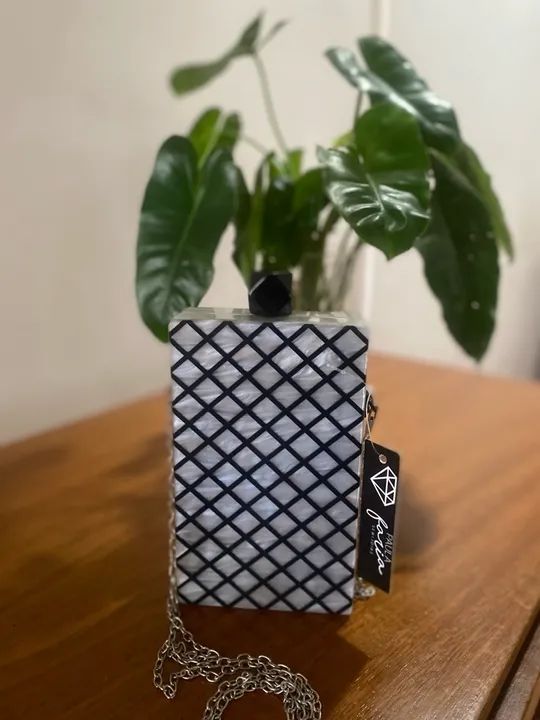 Bolsa de mão branca com detalhes em preto - Foto 5
