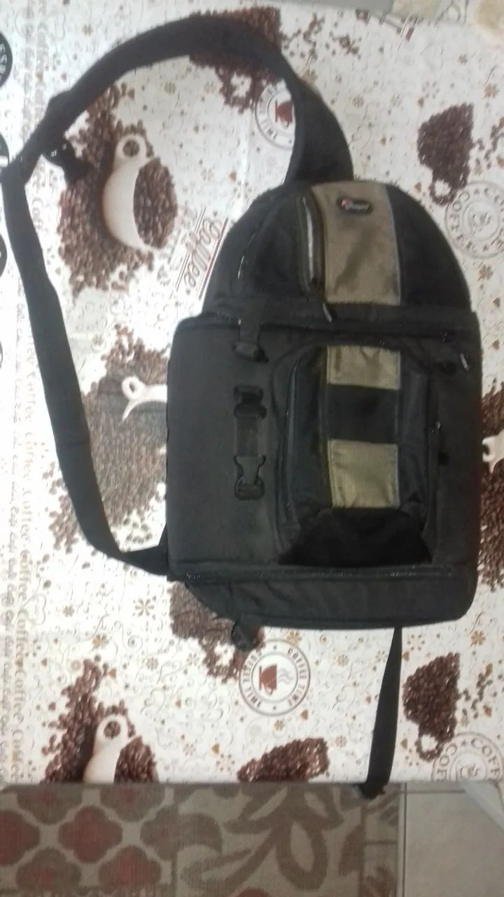 Mochila uma alça diagonal no peito 42 cm altura quase nova  tecido forte 40 reais