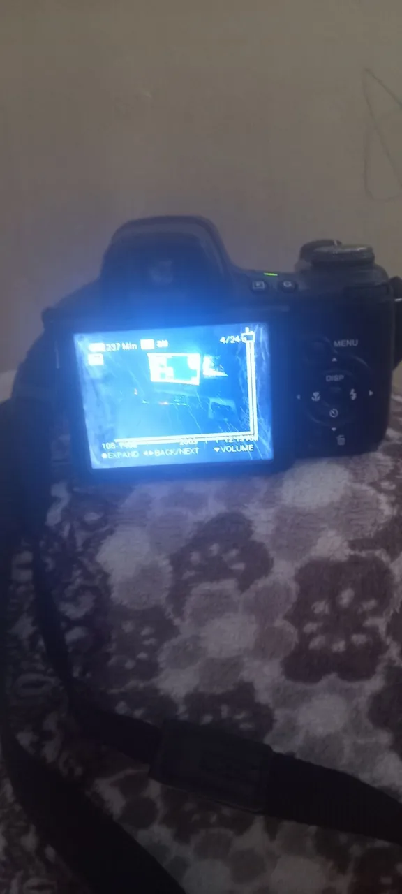 Câmera Digital com Zoom Óptico e Tela LCD