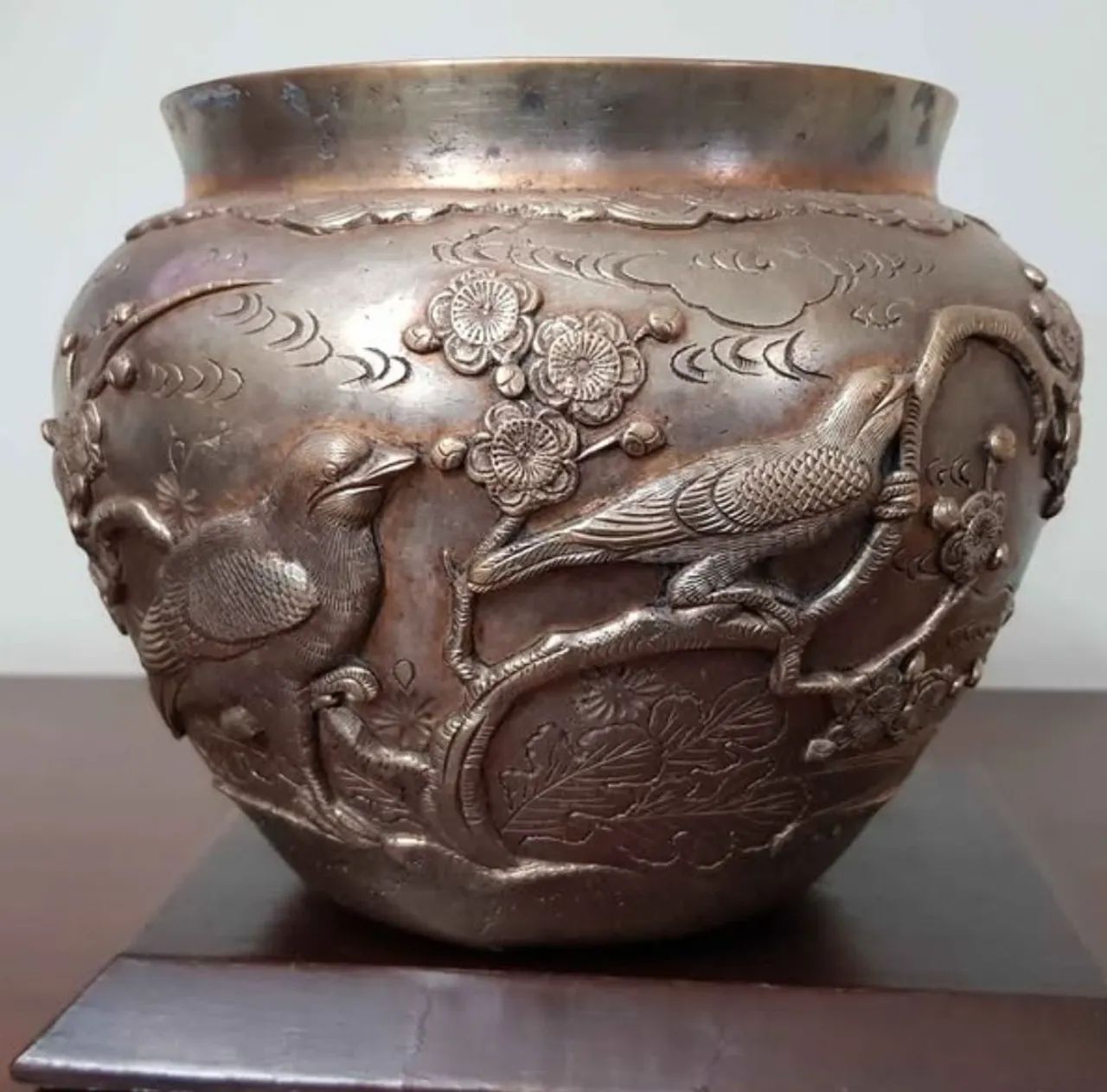 Par de Cachepots/Vasos Chineses Séc.17/18 em Metal com Decoração de Pássaros e Flores - Foto 3