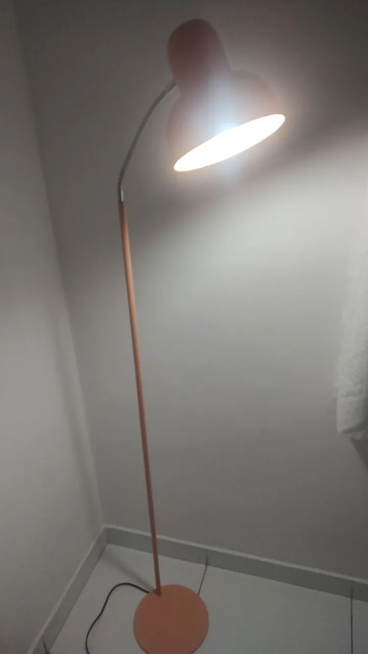 Luminária de chão moderna com design elegante