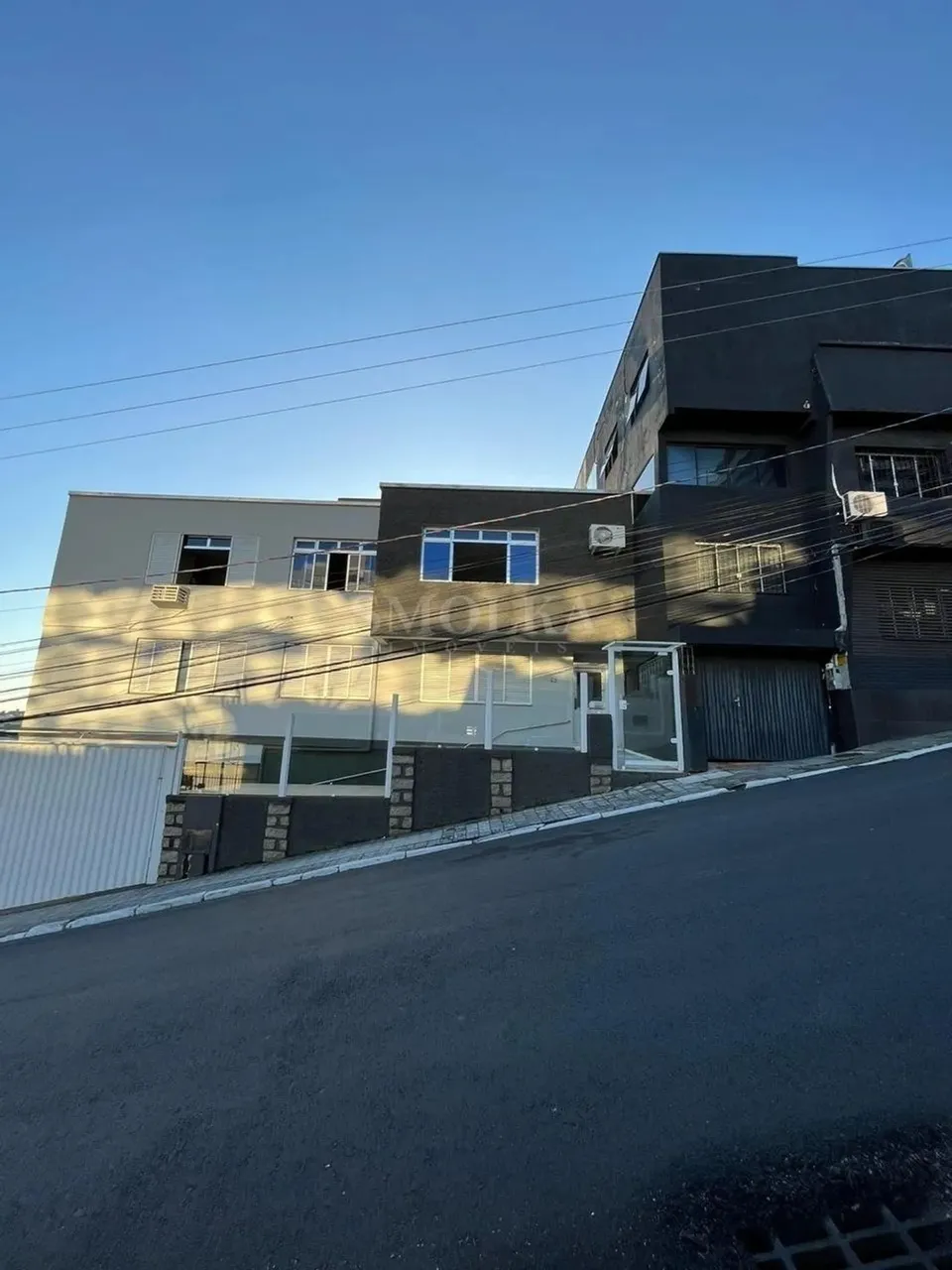 Prédio para locaçao no Centro de Florianópolis/SC, com 03 pavimentos.