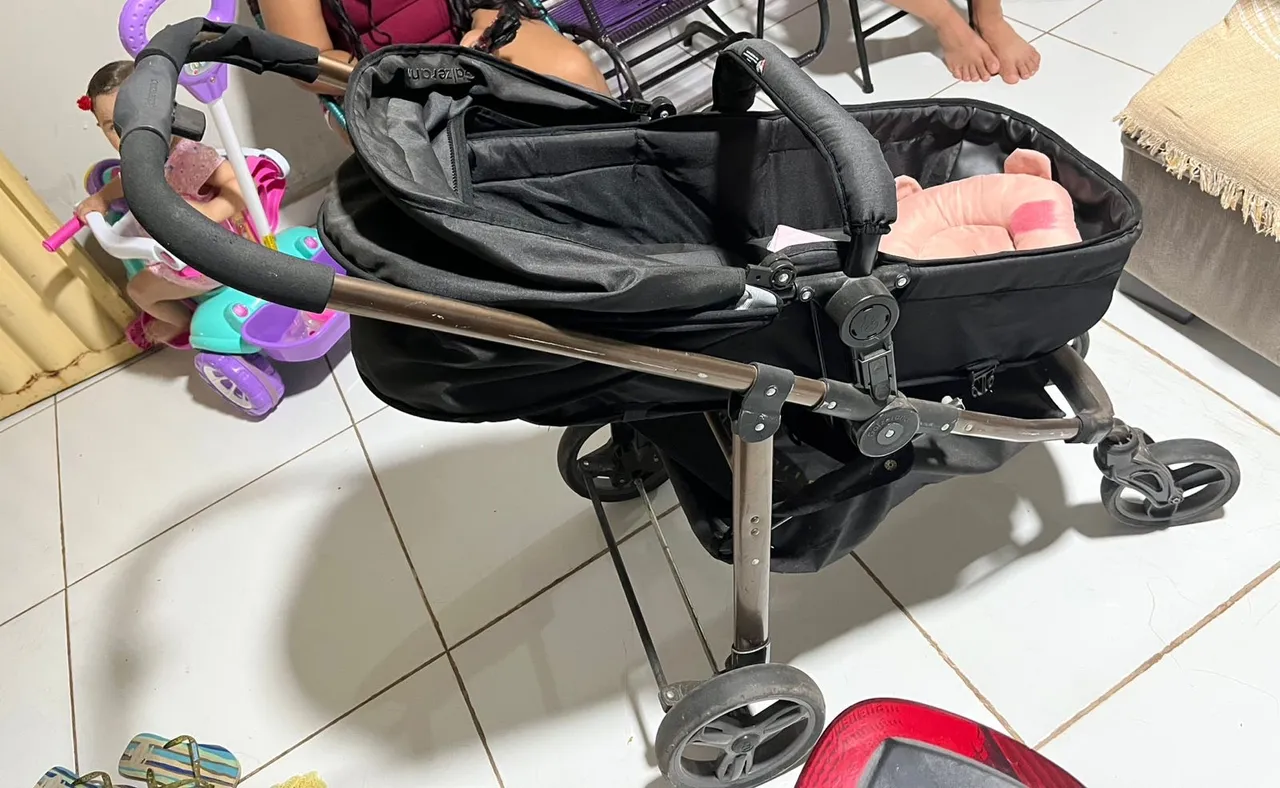 Carrinho de bebê moderno e prático