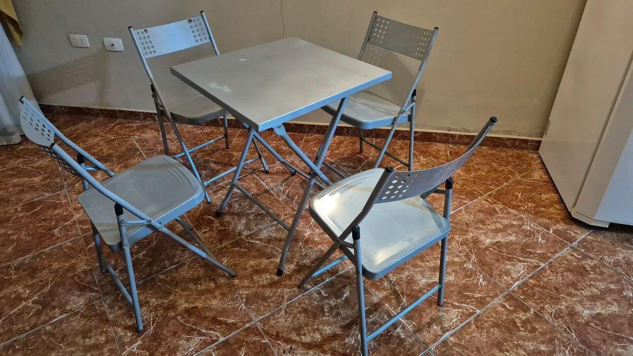Conjunto Mesa e 4 cadeiras de metal dobráveis