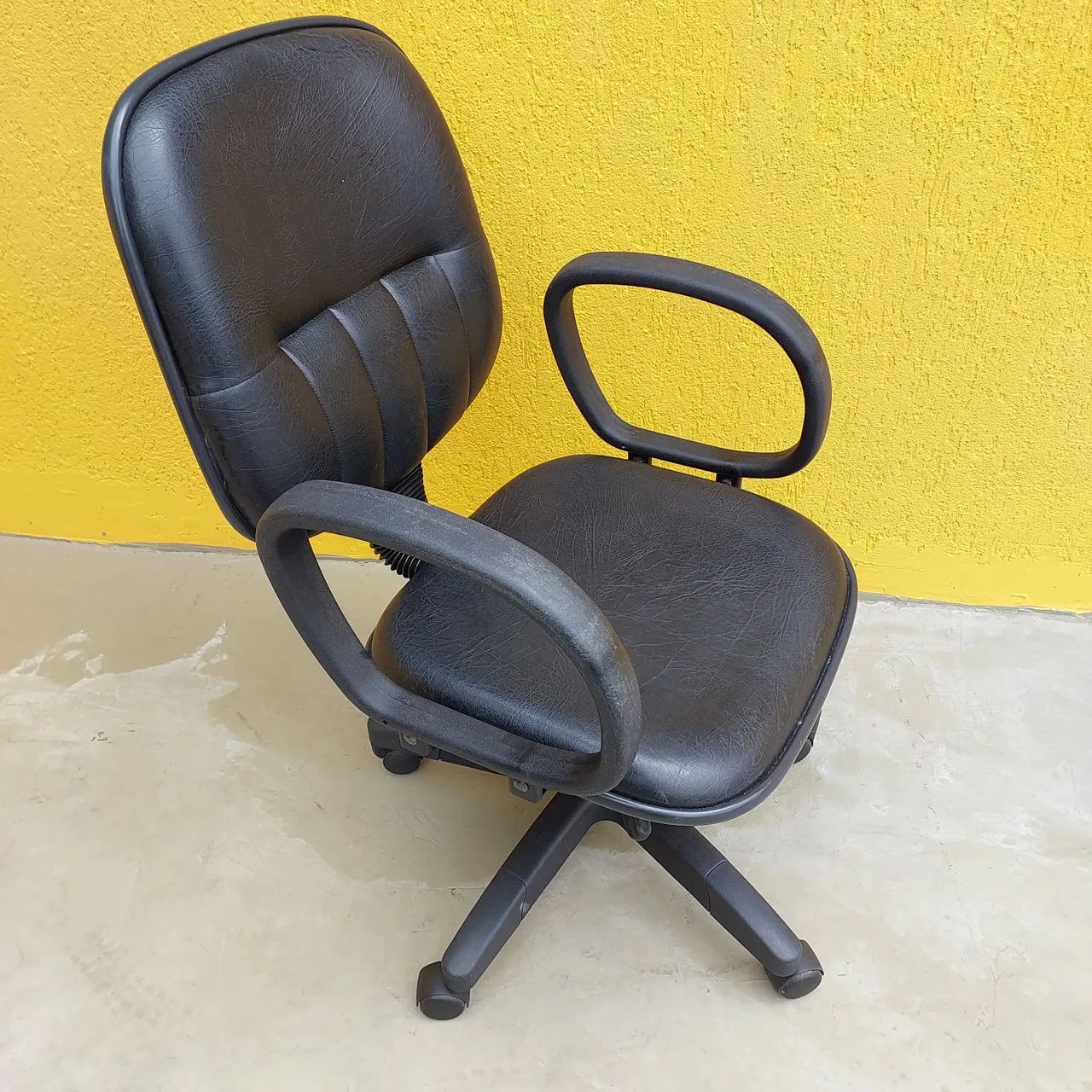 Cadeira escritorio com braços fixos  - Foto 3