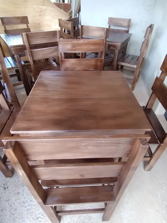 Conjunto de Mesa e Cadeiras de Madeira Maciça