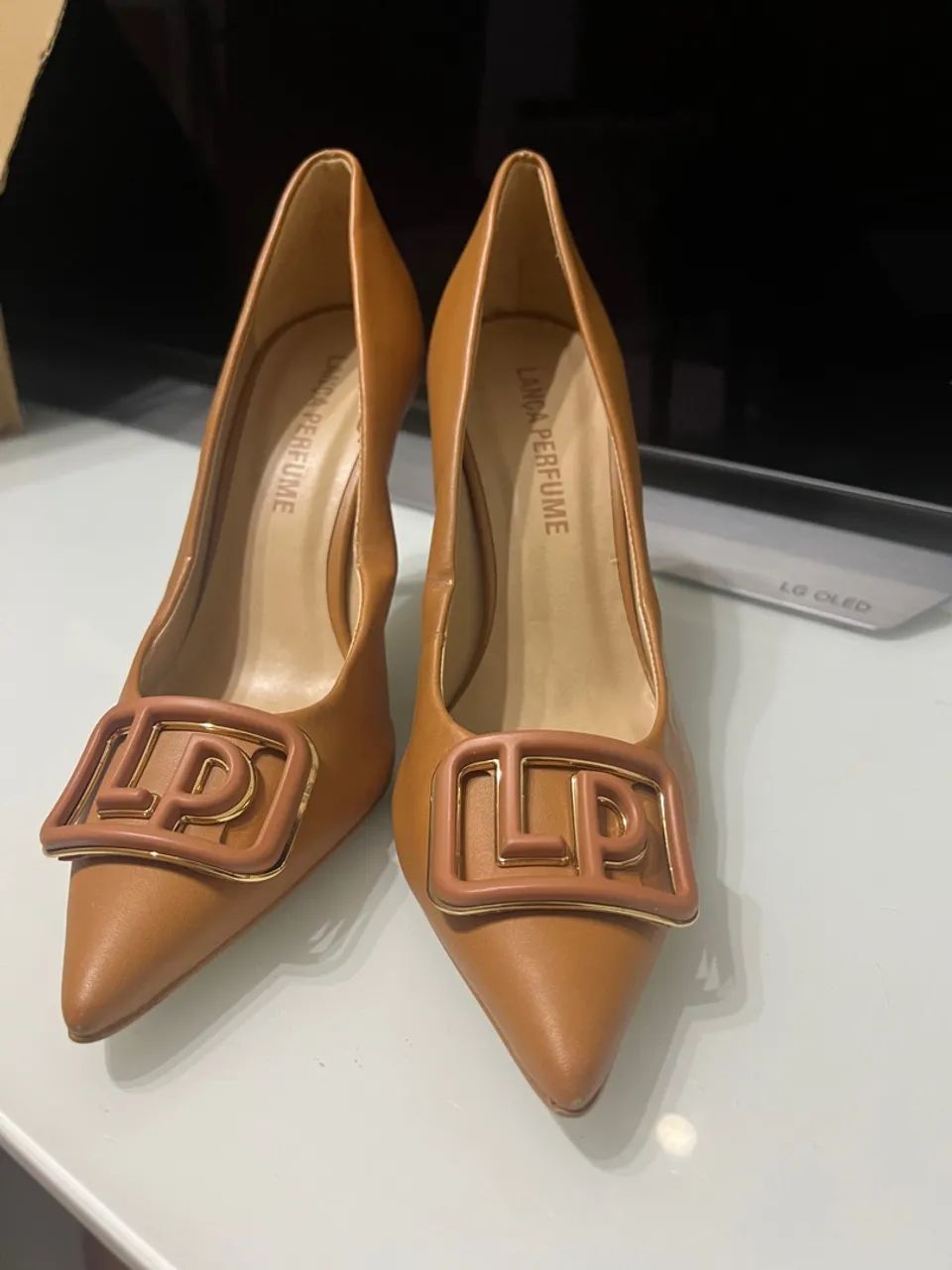 Scarpin de couro caramelo com detalhe em dourado - Foto 2