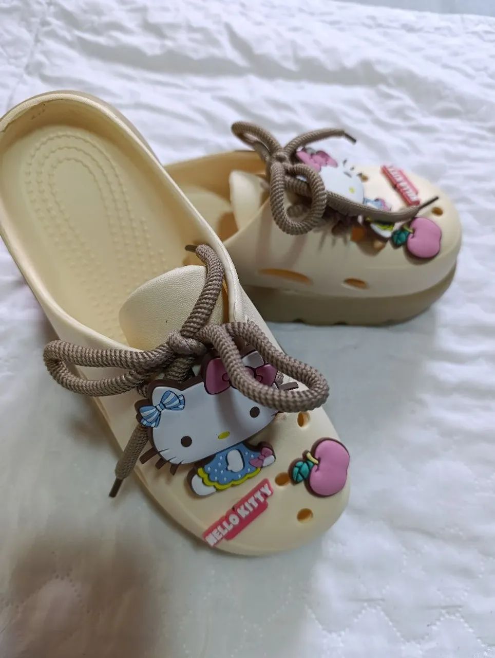 Chinelo estilo Crocs temático HELLO KITTY tam.37/38 90,00. - Foto 2
