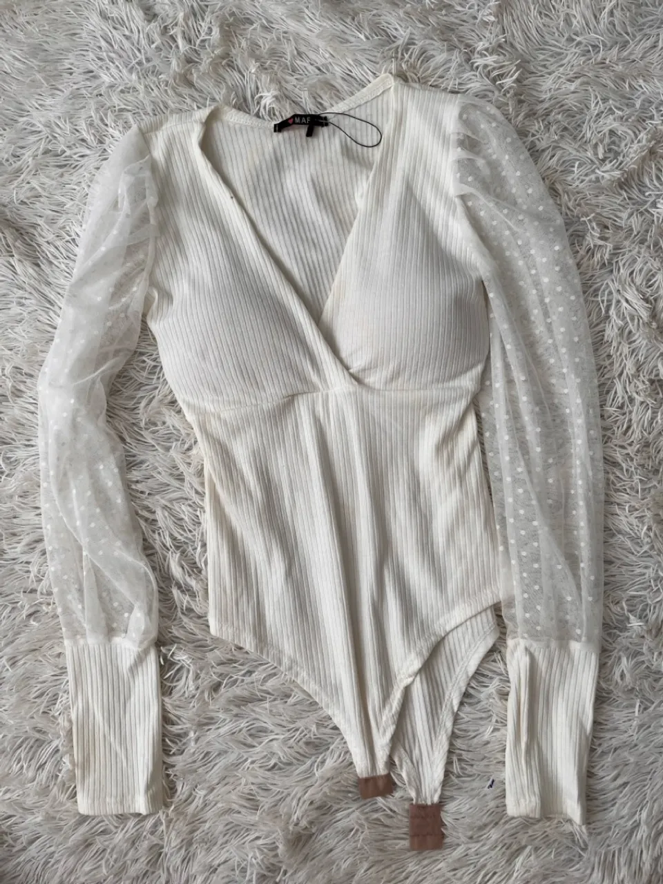 Body branco com mangas de tule