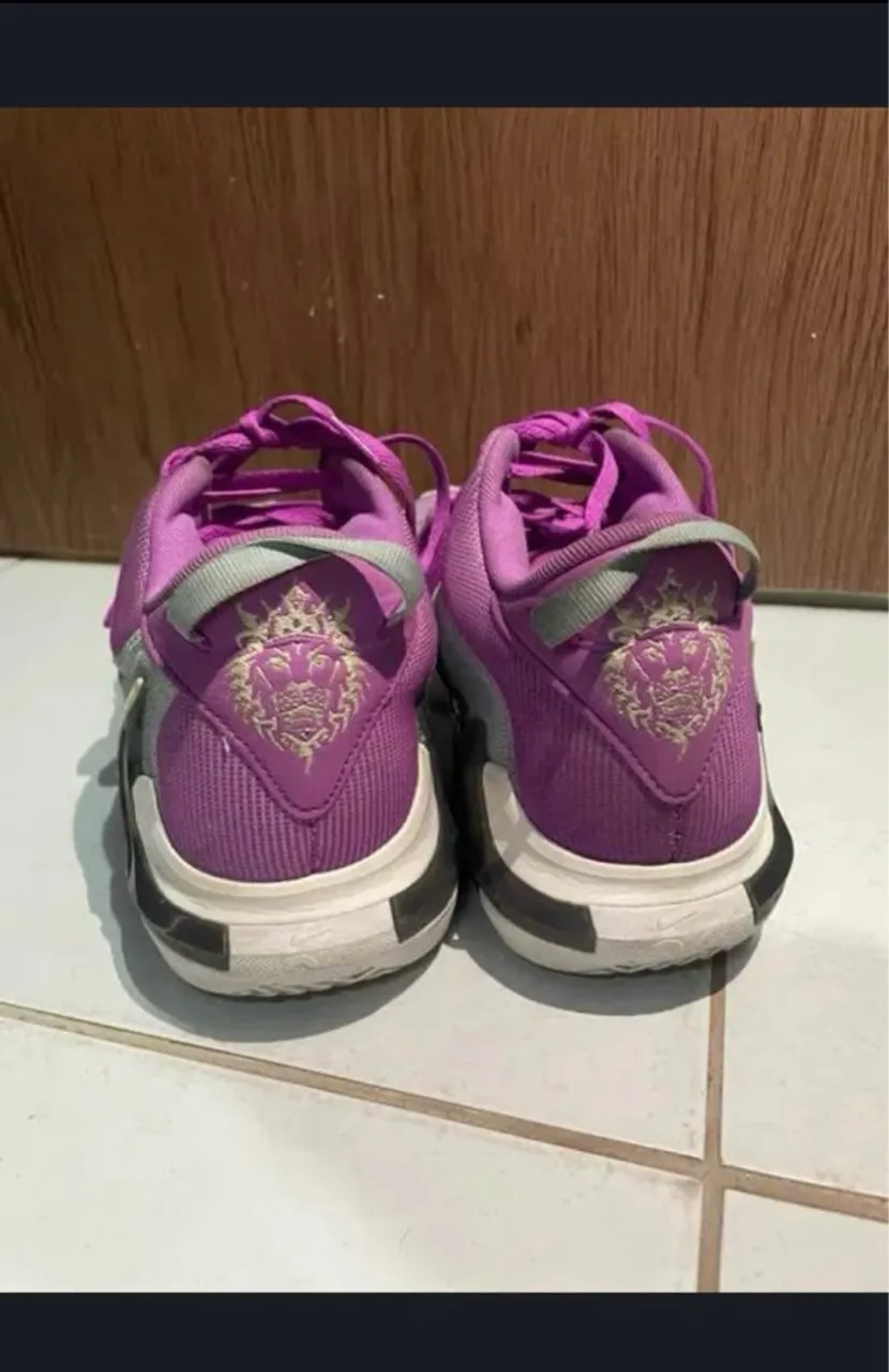 Tênis Nike LeBron Wirness Vllll roxo, tamanho 44