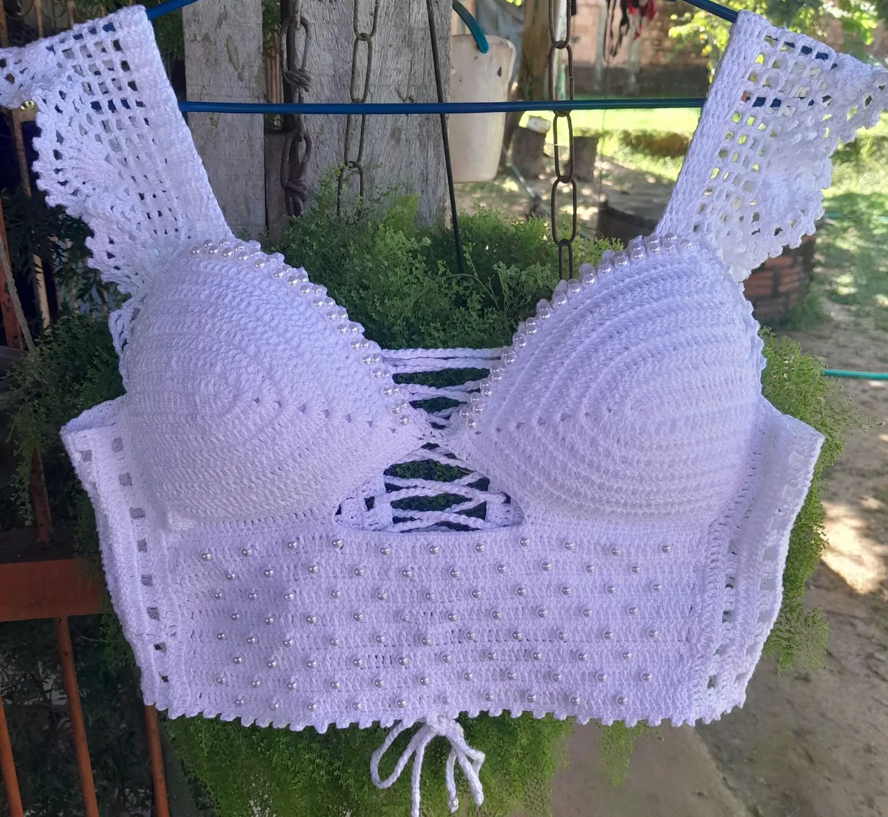 Cropped de crochê branco com detalhes em pérolas