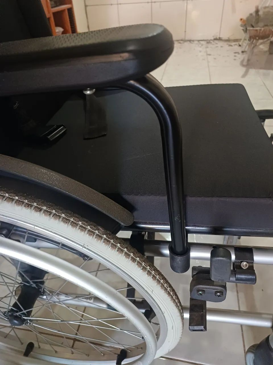 Cadeira de rodas seminova  - Foto 4