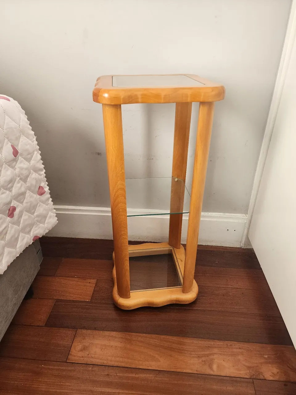 Mesa de Canto Decorativa em Madeira e Vidro