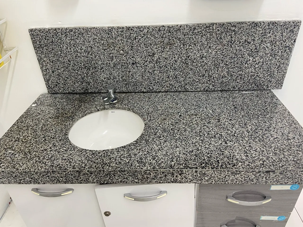 Cuba de banheiro com bancada de granito